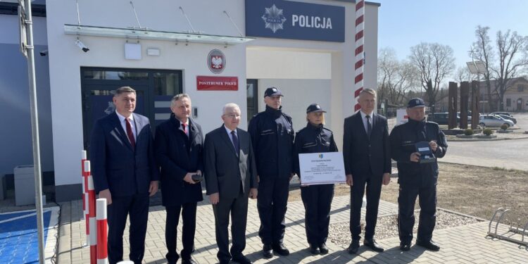 25.03.2022. Mirzec. Otwarcie nowej siedziby posterunki policji. Na zdjęciu (od lewej): przewodniczący rady gminy w Mircu Jan Zawisza, wojewoda Zbigniew Koniusz, poseł Krzysztof Lipiec, komendant powiatowy policji w Starachowicach Paweł Szczepaniak, zastępca komendanta wojewódzkiego policji w Kielcach insp. dr Agata Malasińska-Nagórny, wójt Mirosław Seweryn, kierownik posterunku policji w Mircu asp. szt. Ryszard Błach / Anna Głąb / Radio Kielce