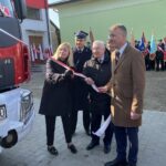 13.03.2022. Osiny. Przekazanie do użytku nowego wozu strażackiego i wyremontowanej remizy. Na zdjęciu (od lewej): dyrektor biura poselskiego posła Krzysztofa Lipca Małgorzata Pruś, komendant wojewódzki PSP st. bryg. Krzysztof Ciosek, poseł Krzysztof Lipiec, wójt Mirosław Seweryn / Anna Głąb / Radio Kielce