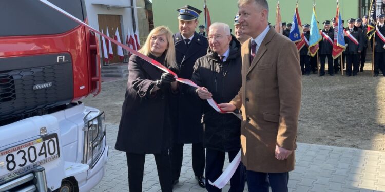 13.03.2022. Osiny. Przekazanie do użytku nowego wozu strażackiego i wyremontowanej remizy. Na zdjęciu (od lewej): dyrektor biura poselskiego posła Krzysztofa Lipca Małgorzata Pruś, komendant wojewódzki PSP st. bryg. Krzysztof Ciosek, poseł Krzysztof Lipiec, wójt Mirosław Seweryn / Anna Głąb / Radio Kielce