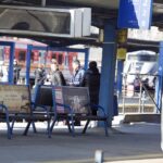 17.03.2022. Kielce, dworzec PKP. Awaria systemu sterowania, podróżni w oczekiwaniu na pociągi / Jarosław Kubalski / Radio Kielce