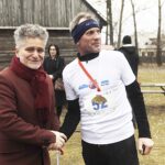 06.03.2022. Tokarnia. Bieg Tropem Wilczym. Na zdjęciu (od lewej): Krzysztof Słoń - senator PiS i Zbigniew Piątek - wójt Piekoszowa / Jarosław Kubalski / Radio Kielce