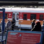 17.03.2022. Kielce, dworzec PKP. Awaria systemu sterowania, podróżni w oczekiwaniu na pociągi / Jarosław Kubalski / Radio Kielce