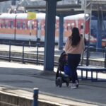 17.03.2022. Kielce, dworzec PKP. Awaria systemu sterowania, podróżni w oczekiwaniu na pociągi / Jarosław Kubalski / Radio Kielce