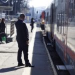 17.03.2022. Kielce, dworzec PKP. Awaria systemu sterowania, podróżni w oczekiwaniu na pociągi / Jarosław Kubalski / Radio Kielce