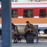 17.03.2022. Kielce, dworzec PKP. Awaria systemu sterowania, podróżni w oczekiwaniu na pociągi / Jarosław Kubalski / Radio Kielce