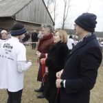 06.03.2022. Tokarnia. Bieg Tropem Wilczym. Na zdjęciu (w środku): Krzysztof Słoń - senator PiS, Anna Krupka - wiceminister sportu i turystyki i Piotr Wawrzyk - wiceminister spraw zagranicznych / Jarosław Kubalski / Radio Kielce