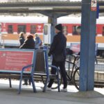 17.03.2022. Kielce, dworzec PKP. Awaria systemu sterowania, podróżni w oczekiwaniu na pociągi / Jarosław Kubalski / Radio Kielce