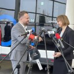 30.03.2022. Starachowice. Przekazanie nowych autobusów komunikacji miejskiej. Na zdjęciu: Marek Materek - prezydent Starachowic i Małgorzata Durda - dyrektor ds. sprzedaży w MAN Bus / Anna Głąb / Radio Kielce