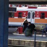 17.03.2022. Kielce, dworzec PKP. Awaria systemu sterowania, podróżni w oczekiwaniu na pociągi / Jarosław Kubalski / Radio Kielce