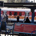 17.03.2022. Kielce, dworzec PKP. Awaria systemu sterowania, podróżni w oczekiwaniu na pociągi / Jarosław Kubalski / Radio Kielce