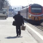 17.03.2022. Kielce, dworzec PKP. Awaria systemu sterowania, podróżni w oczekiwaniu na pociągi / Jarosław Kubalski / Radio Kielce