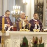 16.03.2022. Radom. Uroczystości pogrzebowe biskupa Adam Odzimka. Na zdjęciu (w środku): arcybiskup Wacław Depo - metropolita częstochowski / Jarosław Kubalski / Radio Kielce