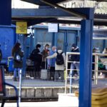 17.03.2022. Kielce, dworzec PKP. Awaria systemu sterowania, podróżni w oczekiwaniu na pociągi / Jarosław Kubalski / Radio Kielce