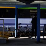 17.03.2022. Kielce, dworzec PKP. Awaria systemu sterowania, podróżni w oczekiwaniu na pociągi / Jarosław Kubalski / Radio Kielce