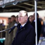 27.03.2022. Chęciny. Przysięga żołnierzy 10. Świętokrzyskiej Brygady Obrony Terytorialnej. Na zdjęciu Robert Jaworski - burmistrz Chęcin / Jarosław Kubalski / Radio Kielce