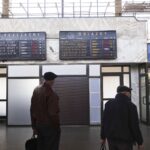 17.03.2022. Kielce, dworzec PKP. Awaria systemu sterowania, podróżni w oczekiwaniu na pociągi / Jarosław Kubalski / Radio Kielce