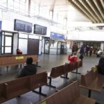 17.03.2022. Kielce, dworzec PKP. Awaria systemu sterowania, podróżni w oczekiwaniu na pociągi / Jarosław Kubalski / Radio Kielce