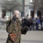 27.03.2022. Chęciny. Przysięga żołnierzy 10. Świętokrzyskiej Brygady Obrony Terytorialnej. Na zdjęciu Dionizy Krawczyński - prezes SRH Jodła podczas inscenizacji przysięgi AK / Jarosław Kubalski / Radio Kielce