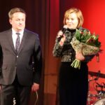 06.03.2022. Staszów. Spotkanie z mieszkankami. Na zdjęciu: Leszek Kopeć - burmistrz Staszowa i  Anna Krupka - wiceminister sportu i turystyki / staszow.pl