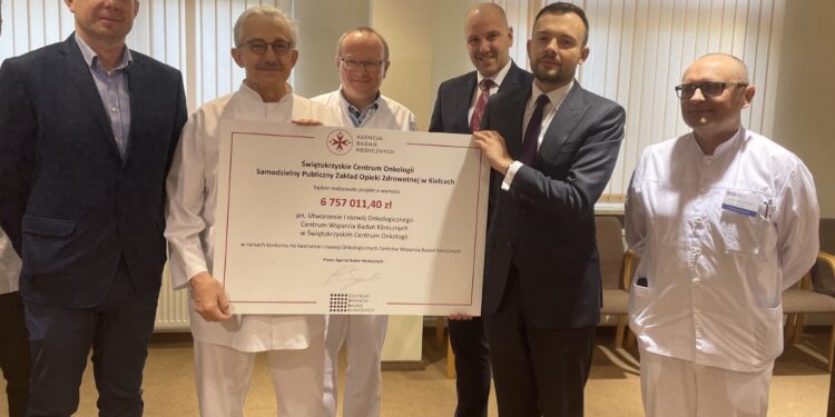 10.03.2022. Kielce. Przekazanie środków na utworzenie Onkologicznego Centrum Wsparcia Badań Klinicznych. Na zdjęciu (od lewej): dr Paweł Steckiewicz - kierownik Ośrodka Badań Klinicznych w ŚCO, prof. Stanisław Góźdź - dyrektor Świętokrzyskiego Centrum Onkologii, prof. Marcin Pasiarski - kierownik Kliniki Hematologii i Transplantacji Szpiku w ŚĆO, Sławomir Gadomski - wiceprezes Agencji Badań Medycznych, Radosław Sierpiński - prezes ABM i prof. Artur Kowalik - kierownik Zakładu Diagnostyki Molekularnej w ŚCO / Iwona Murawska / Radio Kielce