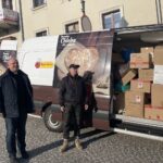 15.03.2022. Kielce. Transport darów od Caritas Diecezji Kieleckiej. Na zdjęciu (od lewej): ks. Krzysztof Banasik - zastępca dyrektora Caritas Diecezji Kieleckiej i Przemysław Wrzesień - kierowca / Iwona Murawska / Radio Kielce