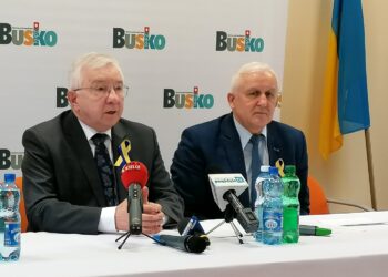 04.03.2022. Busko-Zdrój. Konferencja w Urzędzie Miasta i Gminy Busko-Zdrój. Na zdjęciu (od lewej): poseł Krzysztof Lipiec, Waldemar Sikora - burmistrz Buska-Zdroju / Marta Gajda-Kruk / Radio Kielce