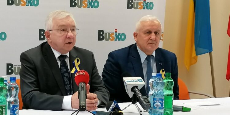 04.03.2022. Busko-Zdrój. Konferencja w Urzędzie Miasta i Gminy Busko-Zdrój. Na zdjęciu (od lewej): poseł Krzysztof Lipiec, Waldemar Sikora - burmistrz Buska-Zdroju / Marta Gajda-Kruk / Radio Kielce