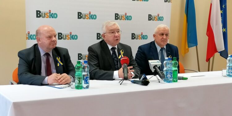 04.03.2022. Busko-Zdrój. Konferencja w Urzędzie Miasta i Gminy Busko-Zdrój. Na zdjęciu (od lewej): Jan Bartosik - szef powiatowych struktur PiS w powiecie buskim, poseł Krzysztof Lipiec, Waldemar Sikora - burmistrz Buska-Zdroju / Marta Gajda-Kruk / Radio Kielce