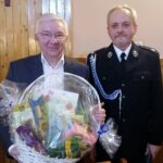 05.03.2022. Wiślica. Walne zebranie OSP. Na zdjęciu (od lewej): poseł Krzysztof Lipiec i druh Józef Siwy - prezes OSP Wiślica / Marta Gajda-Kruk / Radio Kielce