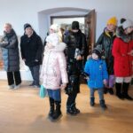 08.03.2022. Pińczów. Ukraińskie rodziny na wycieczce w Domu Ariańskim w Pińczowie / Marta Gajda-Kruk / Radio Kielce