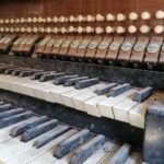 19.03.2022. Wiślica. Stół gry z roku 1927, który trafił do renowacji / Marta Gajda-Kruk / Radio Kielce