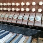 19.03.2022. Wiślica. Stół gry z roku 1927, który trafił do renowacji / Marta Gajda-Kruk / Radio Kielce