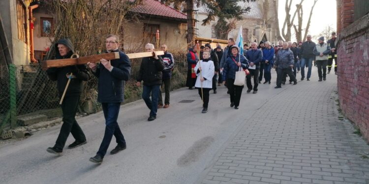 20.03.2022. Działoszyce.  III Dekanalna Wielkopostna Droga Krzyżowa z Działoszyc do Stradowa / Marta Gajda-Kruk / Radio Kielce