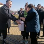 21.03.2022. Pacanów. Dom Dziecka. Minister Michał Cieślak (z lewej) podarował ukraińskim dzieciom plecaki wyposażone w przybory szkolne, puzzle, gry i słodycze / Marta Gajda-Kruk / Radio Kielce