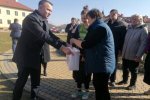 21.03.2022. Pacanów. Dom Dziecka. Minister Michał Cieślak (z lewej) podarował ukraińskim dzieciom plecaki wyposażone w przybory szkolne, puzzle, gry i słodycze / Marta Gajda-Kruk / Radio Kielce