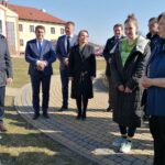 21.03.2022. Pacanów. Dom Dziecka. Minister Michał Cieślak (z lewej) podarował ukraińskim dzieciom plecaki wyposażone w przybory szkolne, puzzle, gry i słodycze / Marta Gajda-Kruk / Radio Kielce