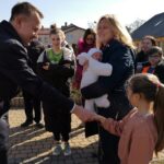 21.03.2022. Pacanów. Dom Dziecka. Minister Michał Cieślak (z lewej) podarował ukraińskim dzieciom plecaki wyposażone w przybory szkolne, puzzle, gry i słodycze / Marta Gajda-Kruk / Radio Kielce