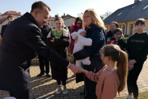 21.03.2022. Pacanów. Dom Dziecka. Minister Michał Cieślak (z lewej) podarował ukraińskim dzieciom plecaki wyposażone w przybory szkolne, puzzle, gry i słodycze / Marta Gajda-Kruk / Radio Kielce