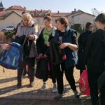 21.03.2022. Pacanów. Dom Dziecka. Minister Michał Cieślak (z lewej) podarował ukraińskim dzieciom plecaki wyposażone w przybory szkolne, puzzle, gry i słodycze / Marta Gajda-Kruk / Radio Kielce