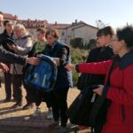 21.03.2022. Pacanów. Dom Dziecka. Minister Michał Cieślak (z lewej) podarował ukraińskim dzieciom plecaki wyposażone w przybory szkolne, puzzle, gry i słodycze / Marta Gajda-Kruk / Radio Kielce