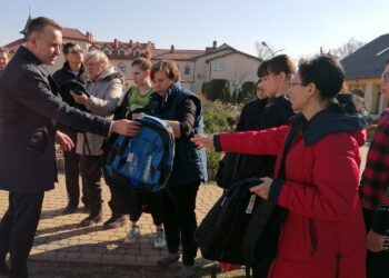 21.03.2022. Pacanów. Dom Dziecka. Minister Michał Cieślak (z lewej) podarował ukraińskim dzieciom plecaki wyposażone w przybory szkolne, puzzle, gry i słodycze / Marta Gajda-Kruk / Radio Kielce