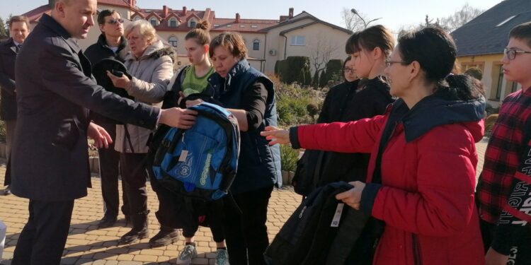 21.03.2022. Pacanów. Dom Dziecka. Minister Michał Cieślak (z lewej) podarował ukraińskim dzieciom plecaki wyposażone w przybory szkolne, puzzle, gry i słodycze / Marta Gajda-Kruk / Radio Kielce