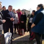 21.03.2022. Pacanów. Dom Dziecka. Minister Michał Cieślak (z lewej) podarował ukraińskim dzieciom plecaki wyposażone w przybory szkolne, puzzle, gry i słodycze / Marta Gajda-Kruk / Radio Kielce