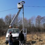 25.03.2022. Umianowice. Montowanie specjalnych platform, na których bociany będą mogły budować gniazda / Marta Gajda-Kruk / Radio Kielce