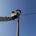 25.03.2022. Umianowice. Montowanie specjalnych platform, na których bociany będą mogły budować gniazda / Marta Gajda-Kruk / Radio Kielce