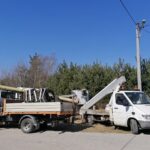 25.03.2022. Umianowice. Montowanie specjalnych platform, na których bociany będą mogły budować gniazda / Marta Gajda-Kruk / Radio Kielce