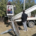 25.03.2022. Umianowice. Montowanie specjalnych platform, na których bociany będą mogły budować gniazda / Marta Gajda-Kruk / Radio Kielce