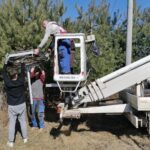 25.03.2022. Umianowice. Montowanie specjalnych platform, na których bociany będą mogły budować gniazda / Marta Gajda-Kruk / Radio Kielce