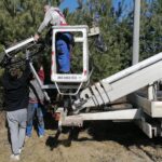 25.03.2022. Umianowice. Montowanie specjalnych platform, na których bociany będą mogły budować gniazda / Marta Gajda-Kruk / Radio Kielce