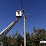 25.03.2022. Umianowice. Montowanie specjalnych platform, na których bociany będą mogły budować gniazda / Marta Gajda-Kruk / Radio Kielce